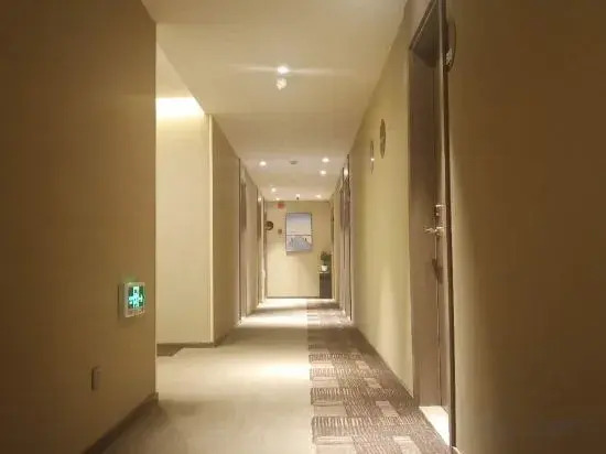 Shanghai Yaya Light Luxury Hotel (Hongkou Football Stadium)