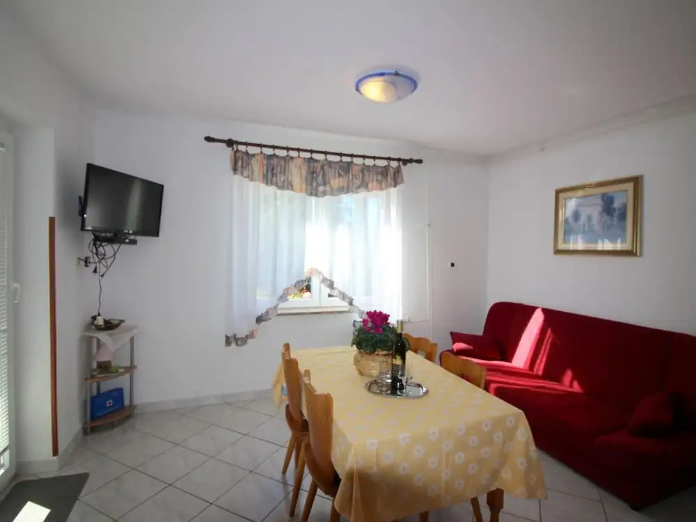 Nice Apartment in Ideal Location; Historic Porec 800 m and Beach 1 km Away