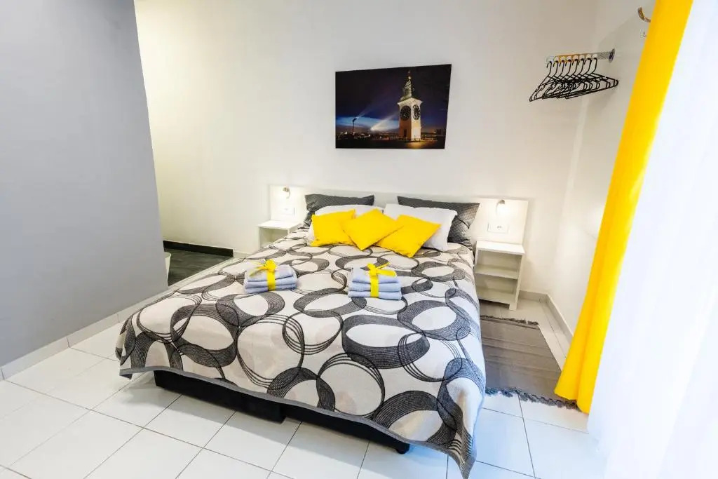 BLACK & YELLOW Centrally located studio