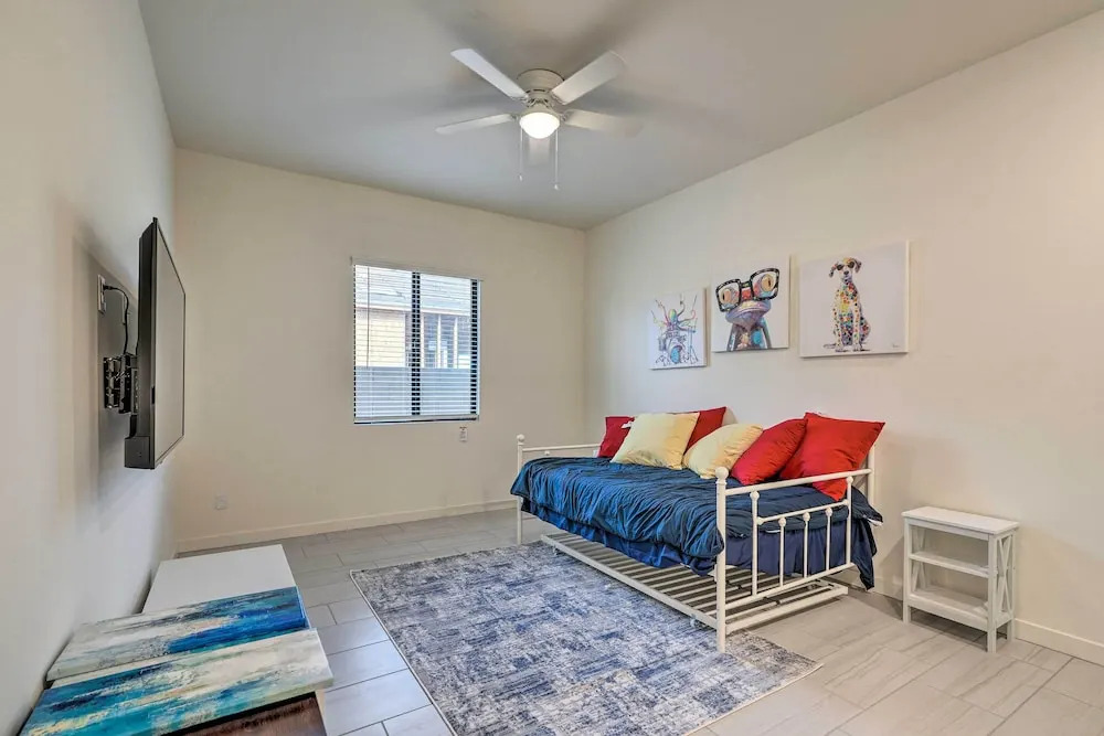 Modern Glendale Getaway ~ 3 Mi To Stadium!