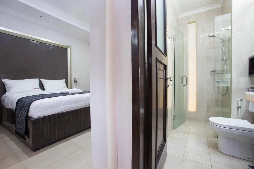 RedDoorz Plus near Pondok Indah Mall