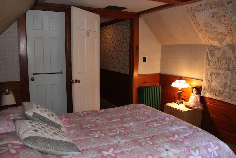 White Trellis Motel