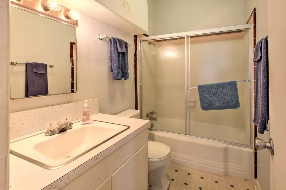 Historic Galveston Apartment - 1 Mi to The Strand!