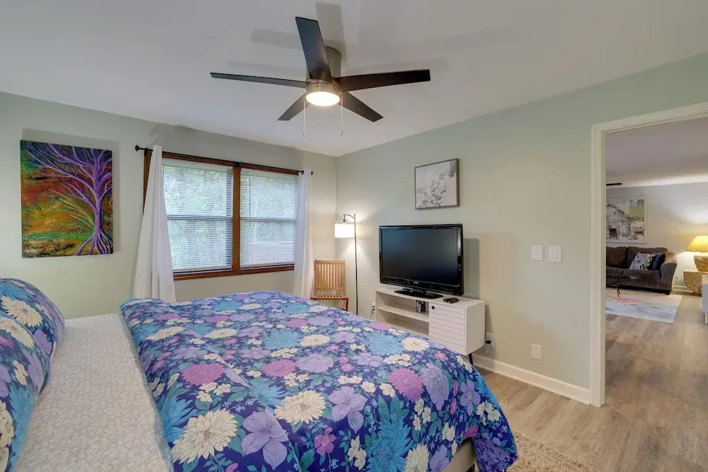 Holiday Island Home: Mountain View + Hot Tub