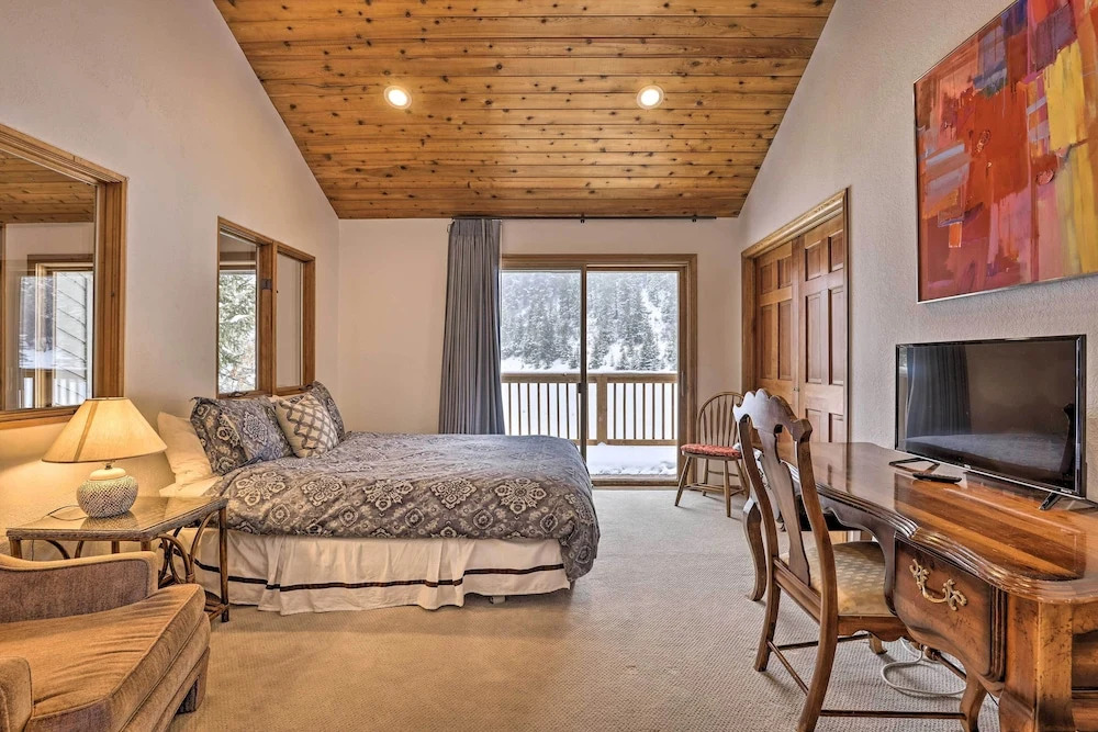 Luxe Vail Valley Retreat w/ Hot Tub!