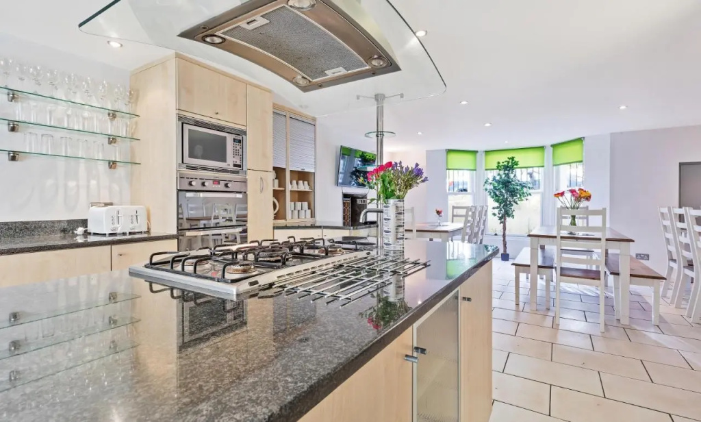 Sunshine Central House | Large luxury group house | Roof terrace | Fast Wifi