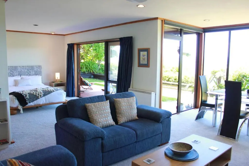 Lake View Garden Apartment