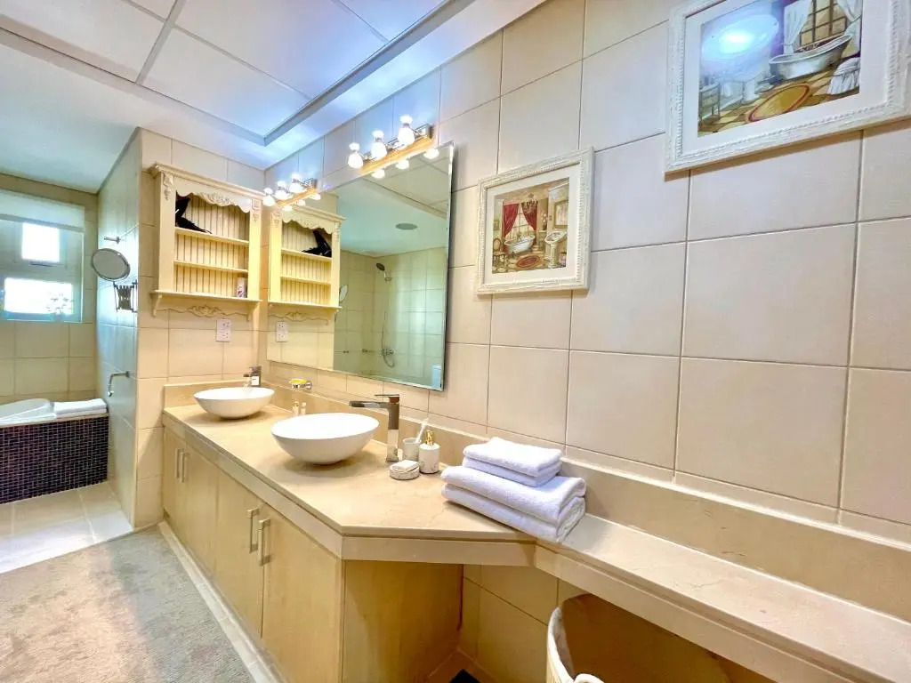 Luxury, Spacious, Beachfront, 3BD Apartment with private beach access!