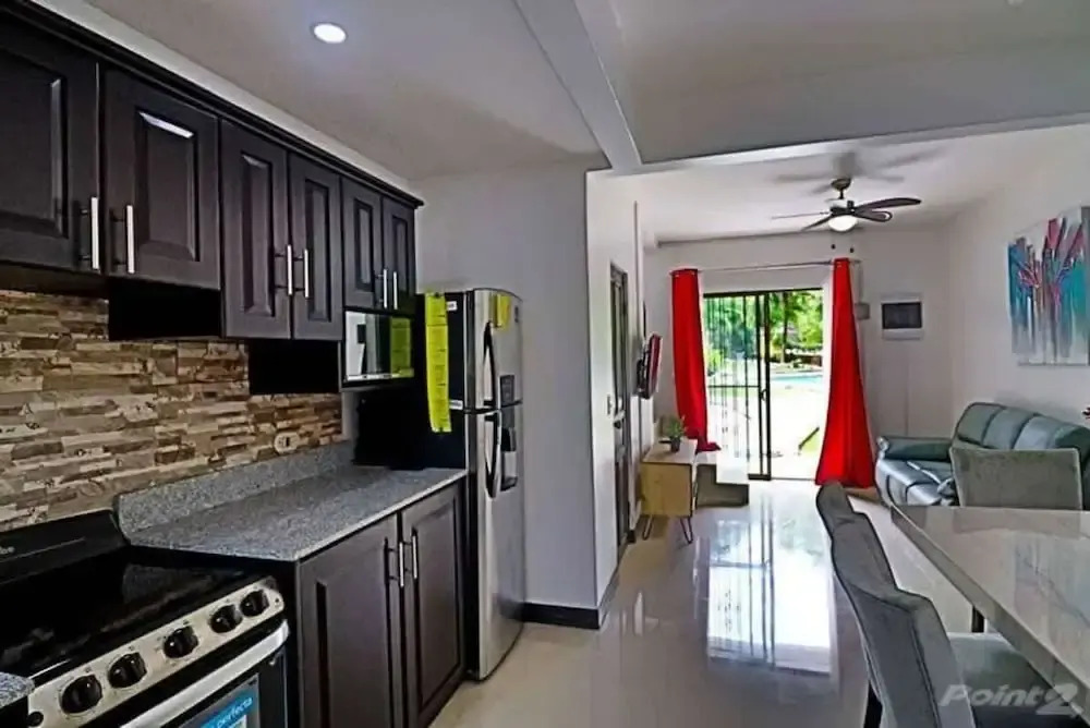 2-BD Unit with Pool, 2 Blocks from Beach