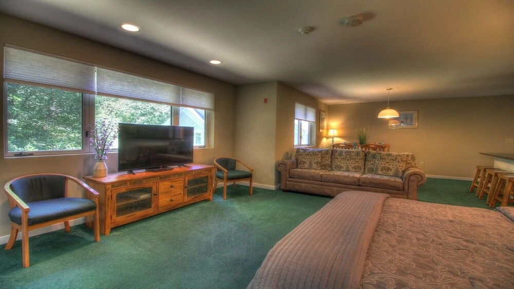 Kcis 342 - Renovated Two Room Condo Suite, Close To Mountain!