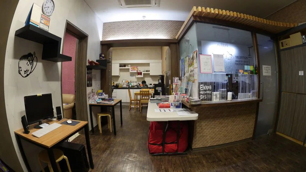 HI Guest House - Hostel