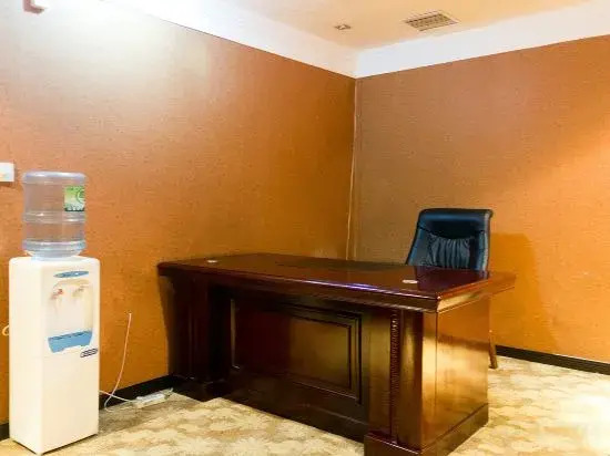 Qi Jinbaihui Business Hotel