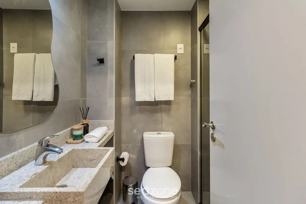 Luxury and Sophisticated Studio Apartment with Garage LBO203