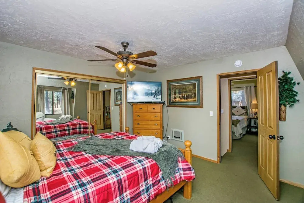 88 Acres Cottage in Big Bear w HotTub