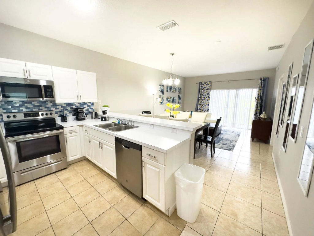 Comfortable Apart 4Bdrm3Bath- 4 miles to Disney