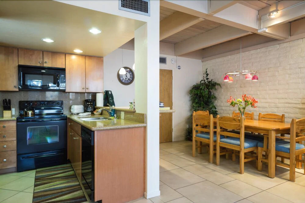 The Ala Wai Hideout 2 Bedrooms 1.5 Bathroom Condo