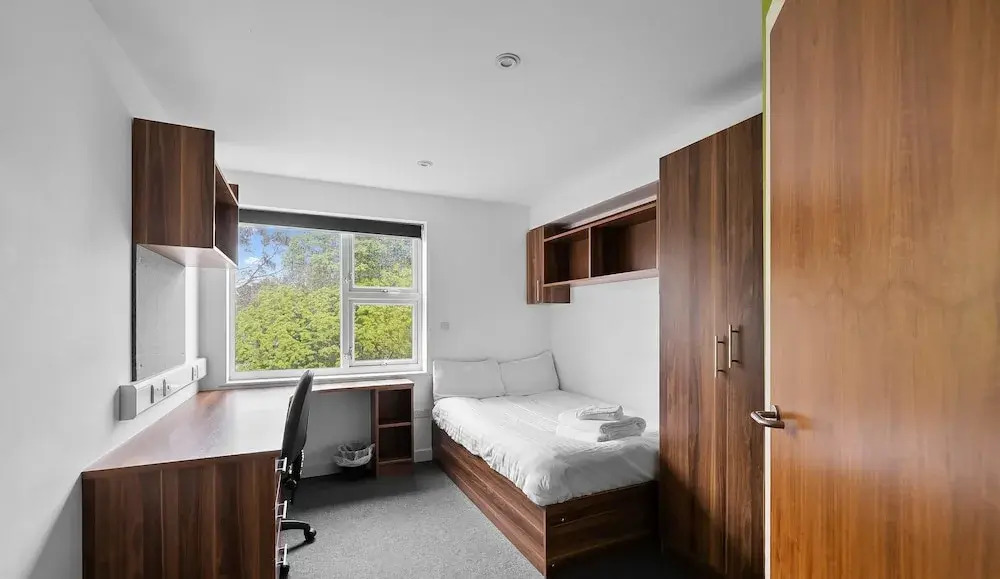 5 Bed Apartment @ Derriford Stays by Pureserviced