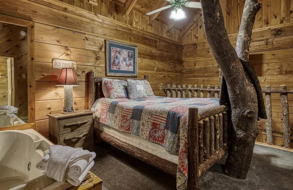ER69 - Rachels Tree House - Great location, Close to all the action! cabin