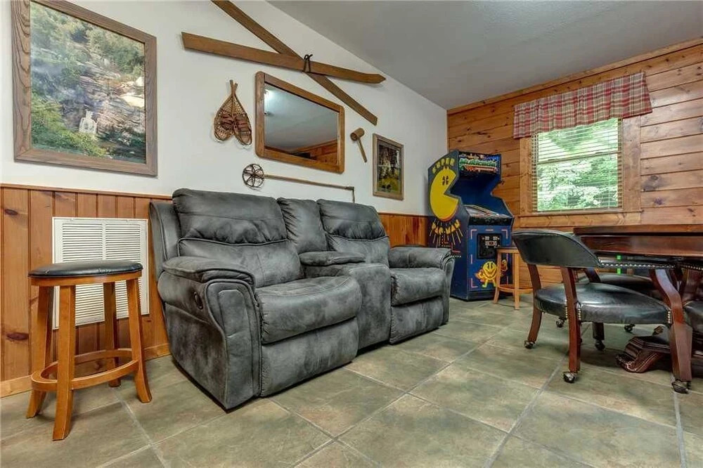 A Bear Creek 5 Bedroom Home with Hot Tub
