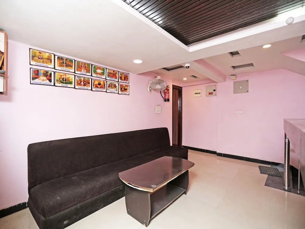 OYO 13392 Hotel Neeraj