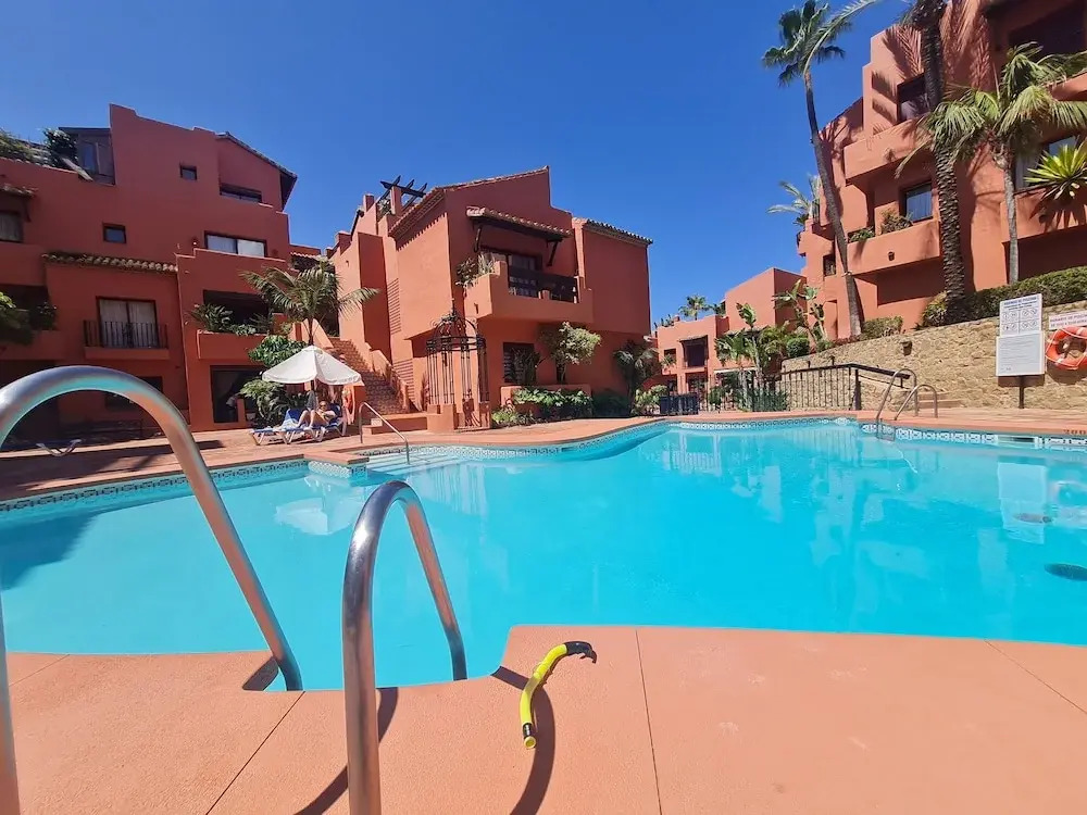 Luxury 2-bed Apartment Elviria - Pool, Sauna & gym