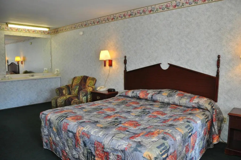 MERRIMAC INN & SUITES