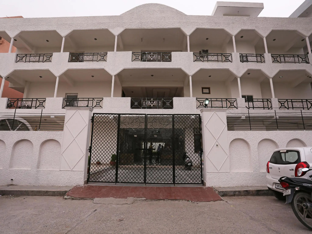 OYO 15643 Laxmi Sadan Residency