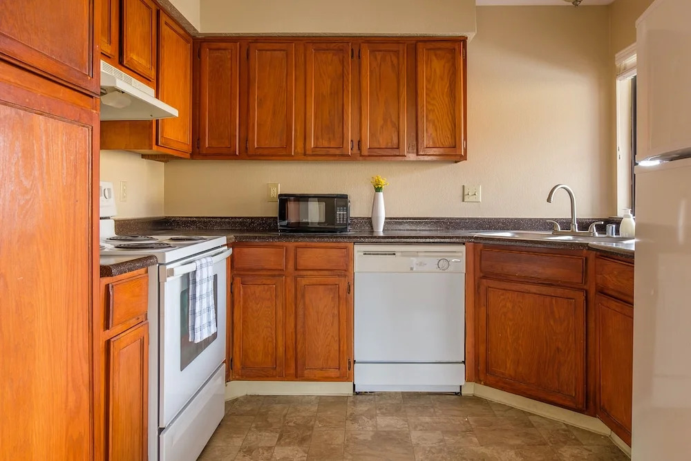 2 BR Apt w/ Pool, Laundry & Wifi by Frontdesk