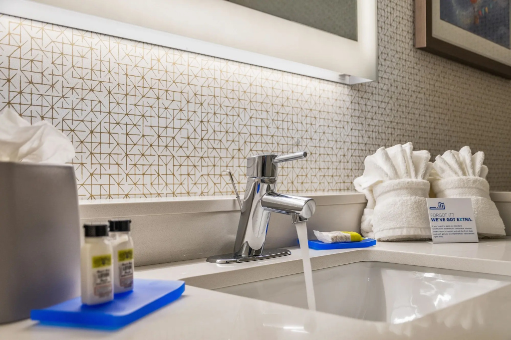 Holiday Inn Express & Suites Orlando- Lake Buena Vista by IHG