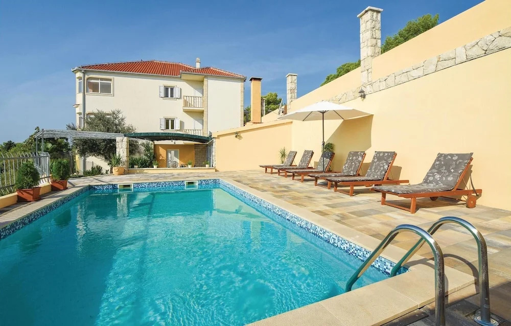 Nice Home in Seget Donji With Wifi and 12 Bedrooms