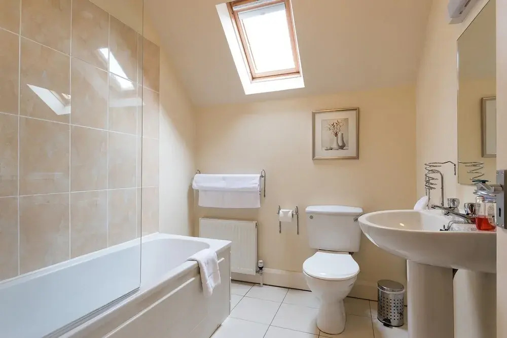 4 Bedroom pet Friendly Home With Pool Access