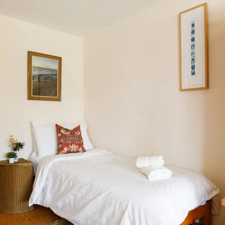Sunny Seafront Chalet - Sleeps 6