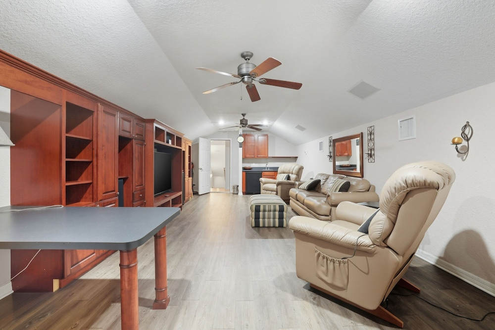 Charming 3br Oasis Comfort, Pool & Sunshine 3 Bedroom Home