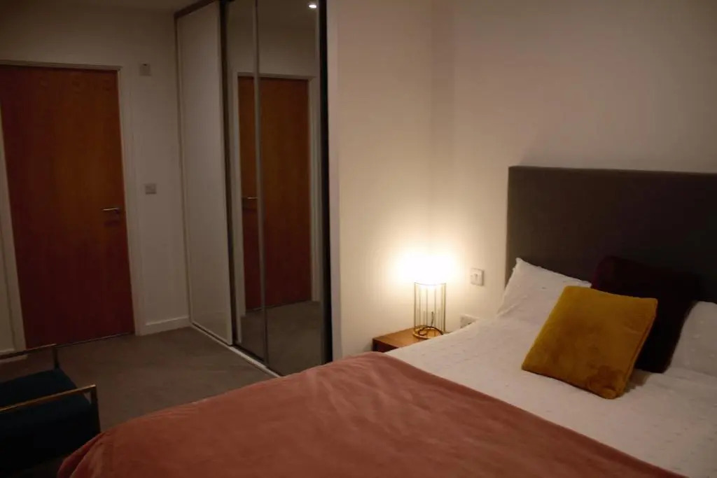 whats she want-- 2beds 2bath apartment