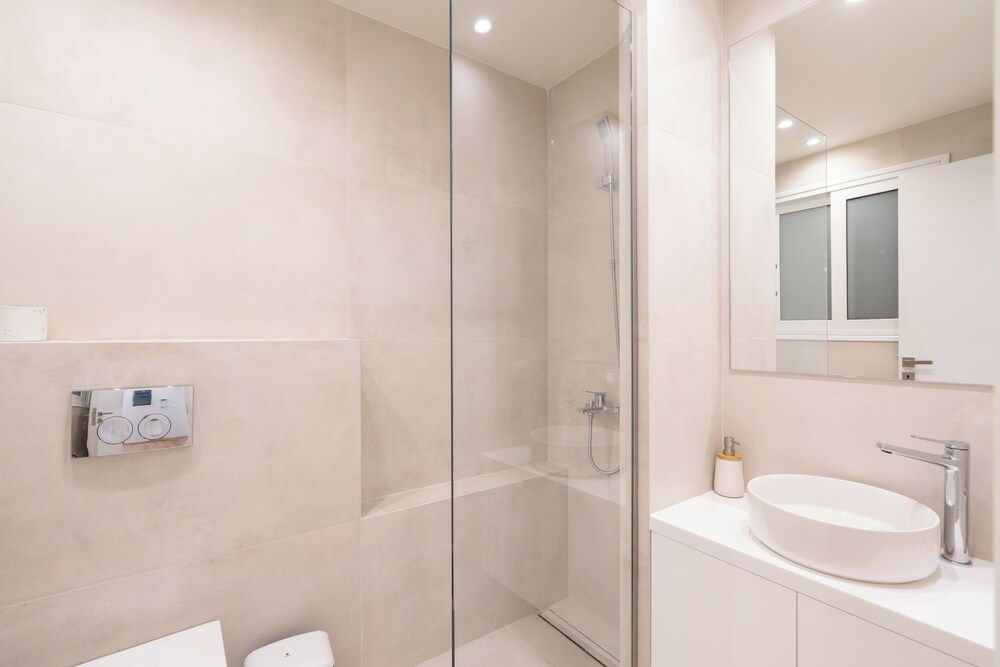 Newly Renovated 2Bdr Apt-5min to metro