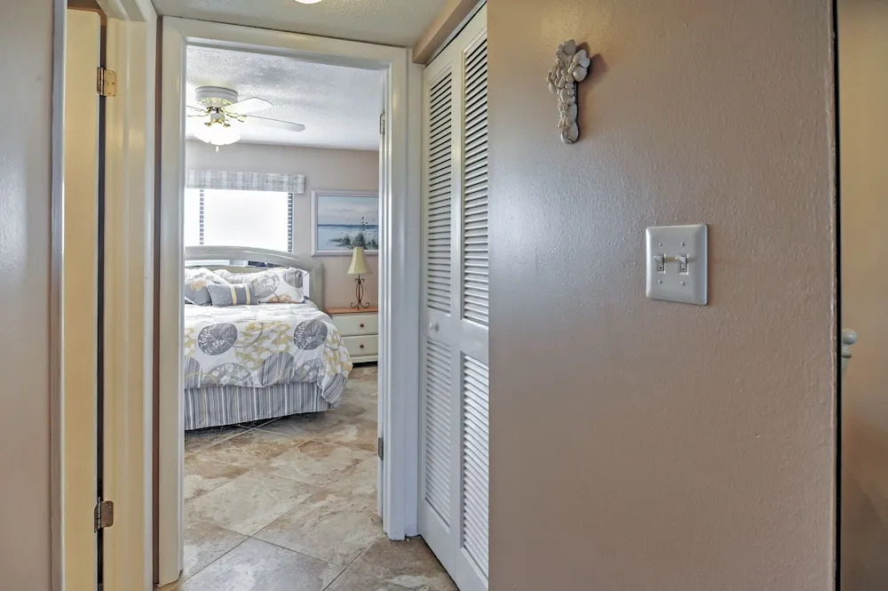 Beachfront St Petersburg Condo w/ Community Pool!