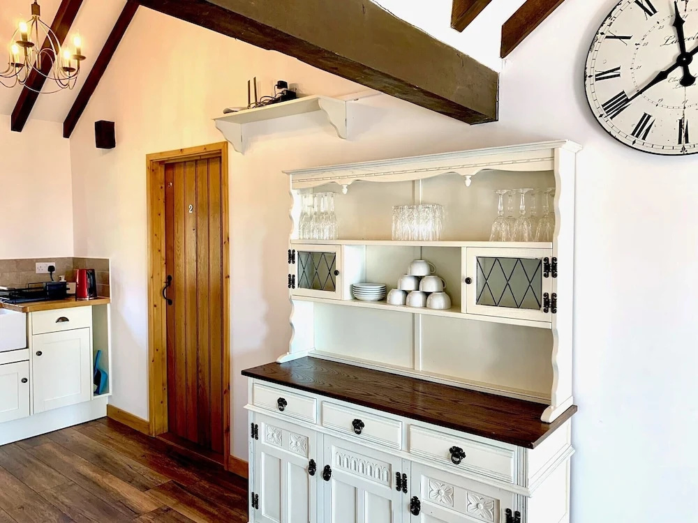 Flint Cottage - Sleeps 6 - Private Woodland