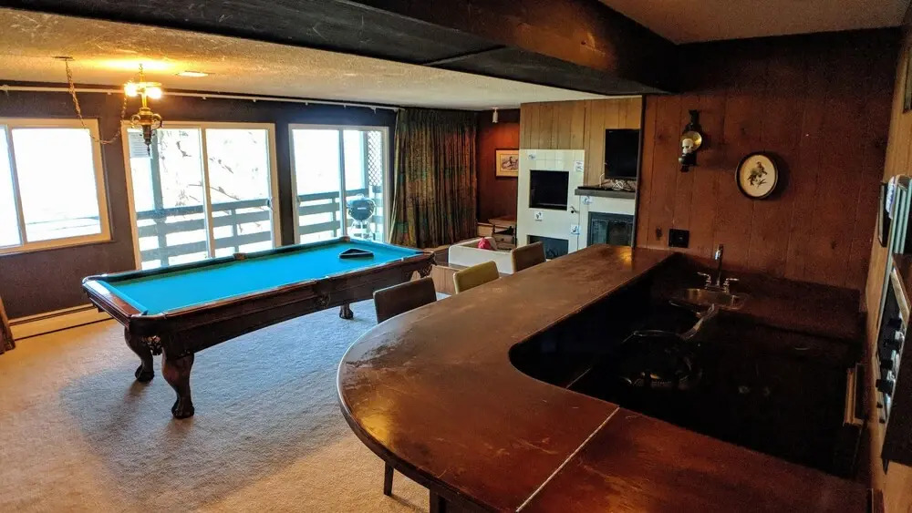 Hot Tub, Pool Table, Lake & Mountain Views !