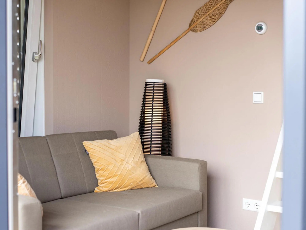Nice tiny house with dishwasher, in a holiday park, 900 m. from the sea