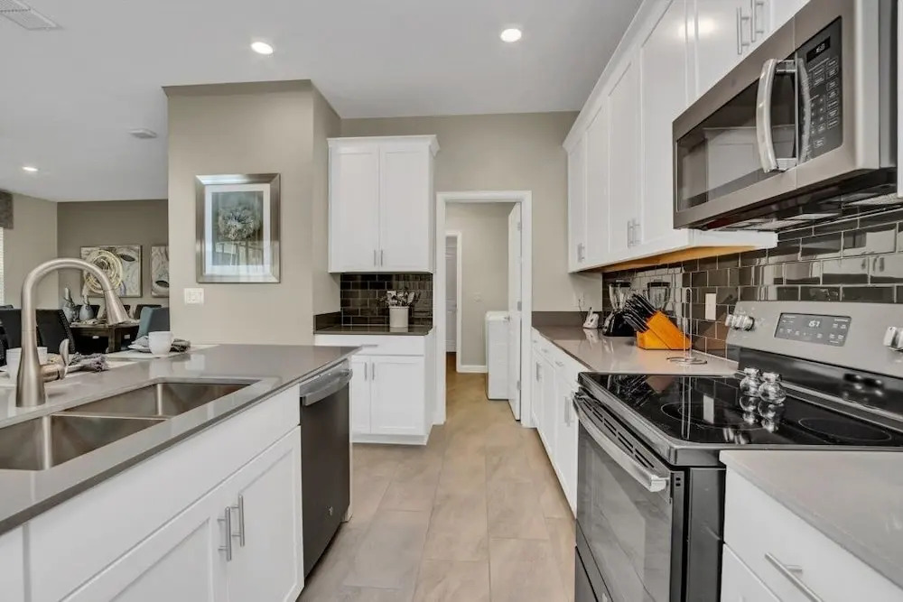 "boutique" Style Home Near Disney! 5 Bedroom Home by RedAwning
