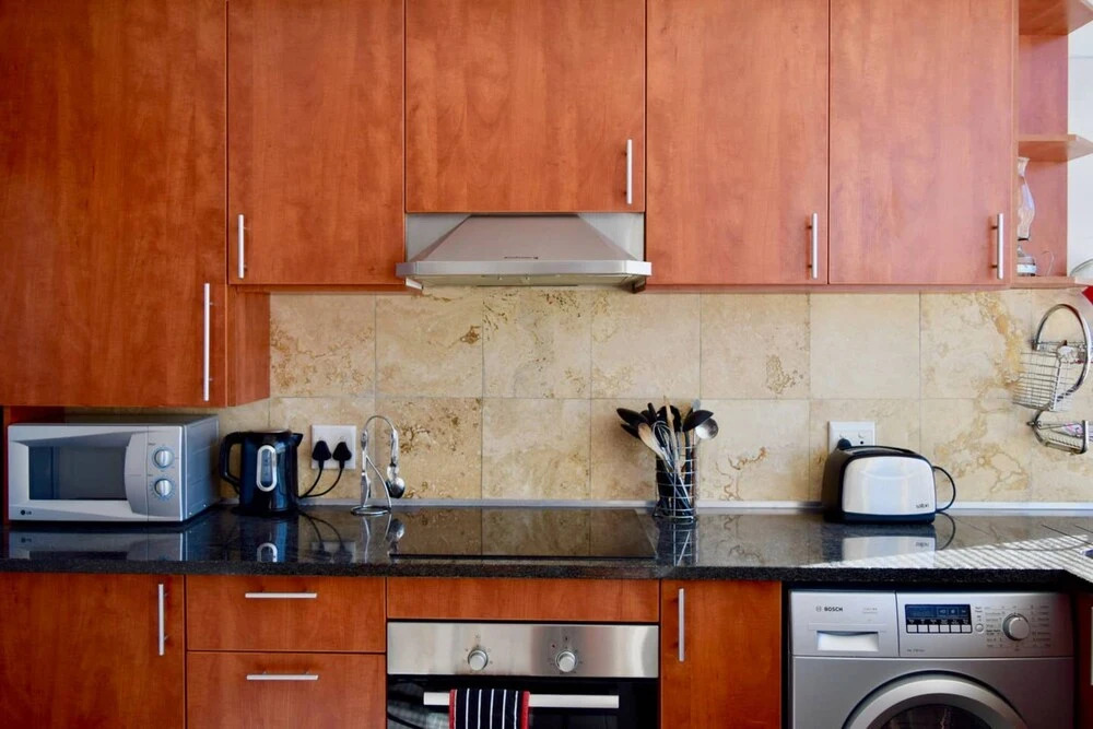Sunny 2 Bedroom Apartment by The Company's Gardens