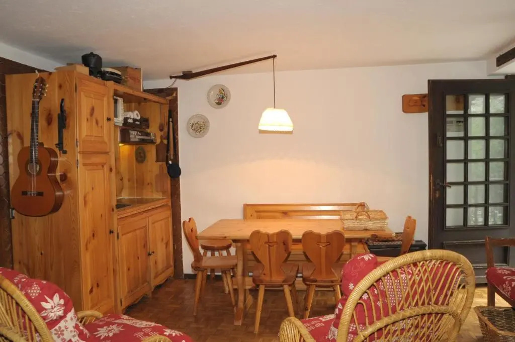 ALTIDO Rustic Apt for 4 with Parking Nearby Ski Lifts