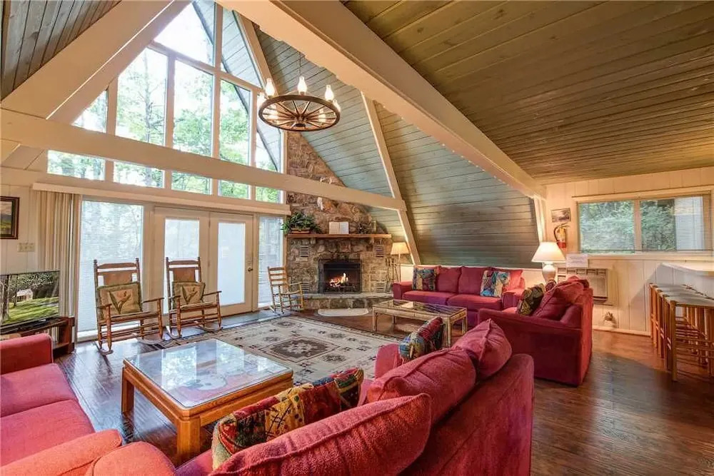 Echota 4 Bedroom Home with Hot Tub