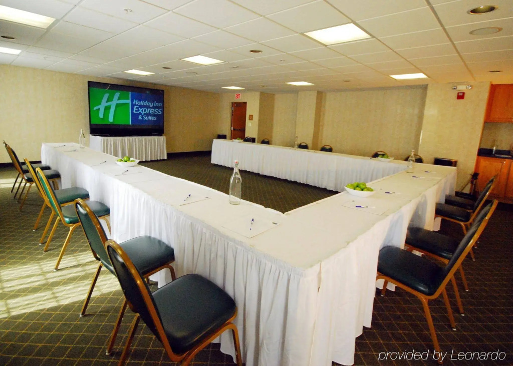 Holiday Inn Express Hotel & Suites Warrenton by IHG
