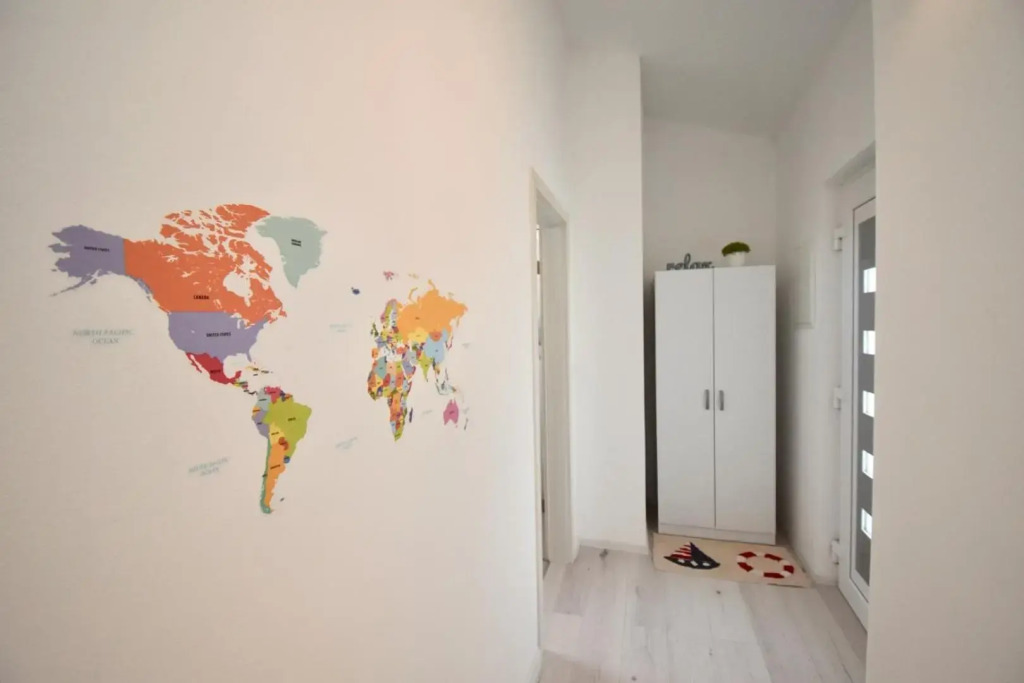 Bright and spacious apartment with grill ***