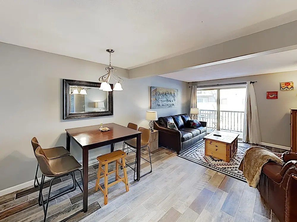 Plush Ski W/ Hot Tub, Pool & Fireplace 2 Bedroom Condo