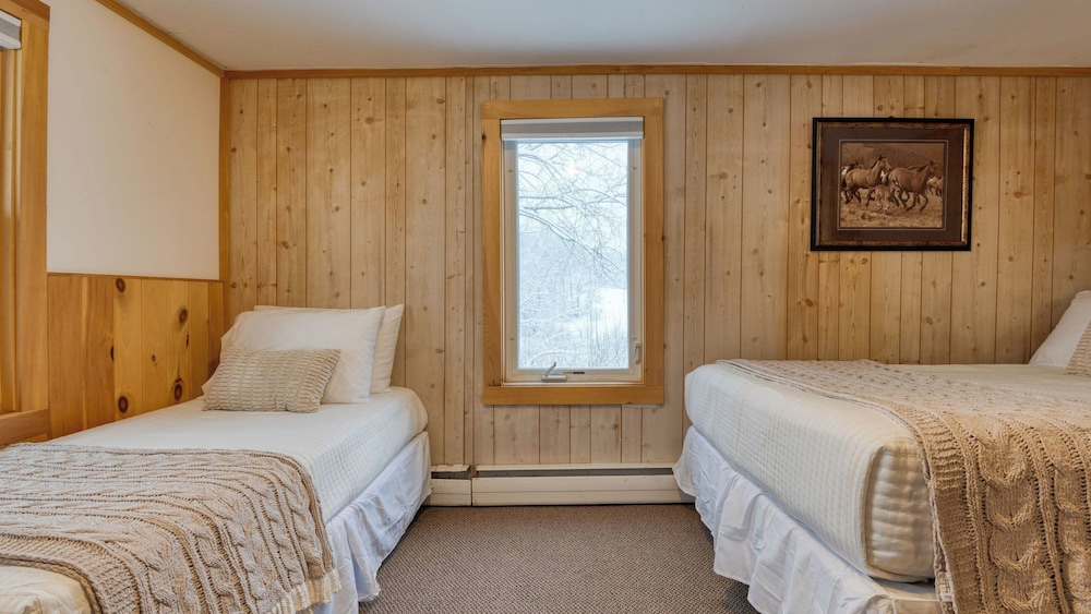 Secluded Catskills Retreat Heated Pool Hot Tub Game Rooms The Hilltop Hideaway by Avantstay