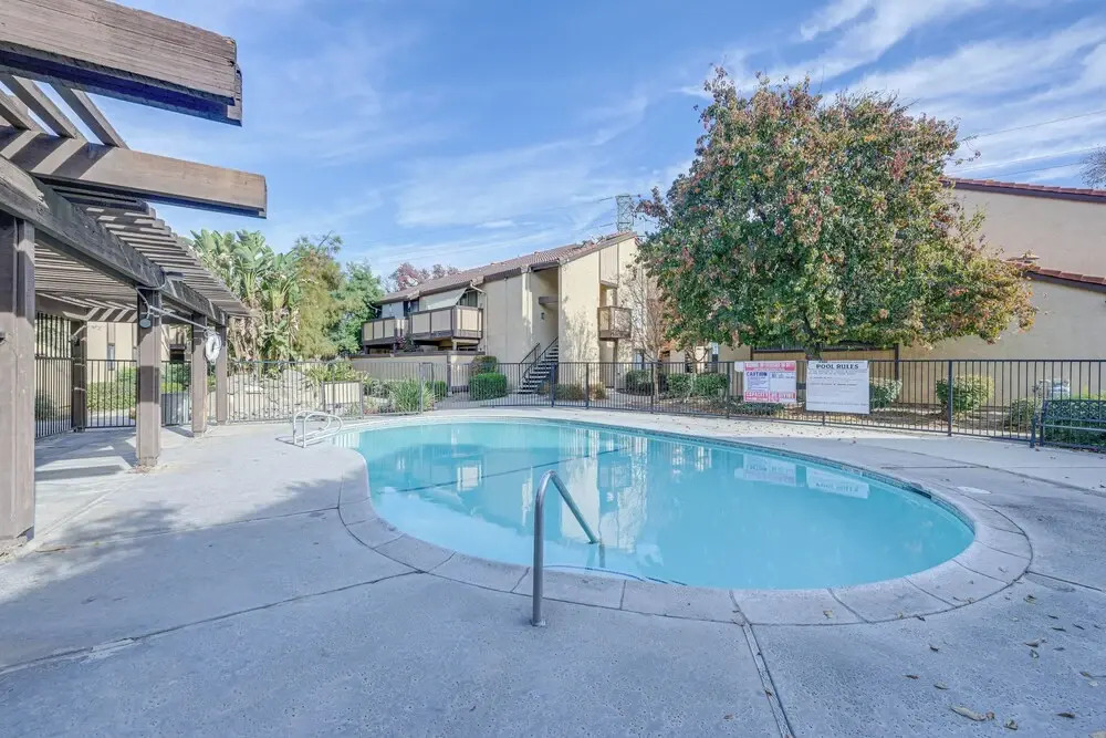 Cozy Fresno Condo w/ Balcony & Pool Access