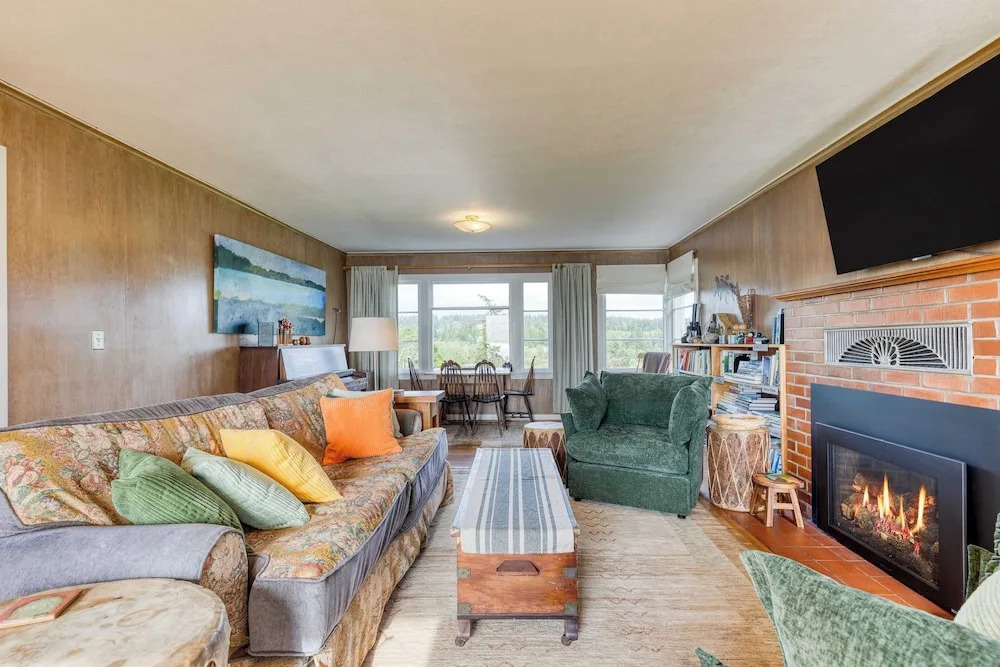 Maxwelton Aerie Bluffside Retreat w/ Sweeping Puget Sound Views + Firepit