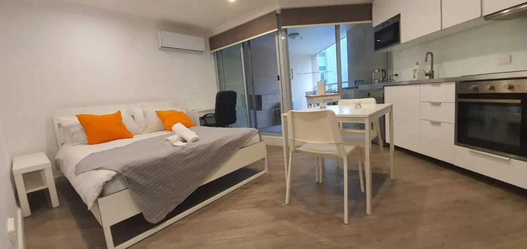 Dana-Cozy Private Room in Shared Central Apt-Rm 2